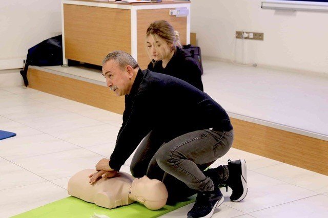 İ̇zmirli Öğrenciler Ve Akademisyenler İlk Yardım Eğitimlerini Tamamladı