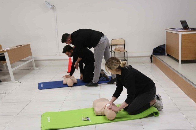 İ̇zmirli Öğrenciler Ve Akademisyenler İlk Yardım Eğitimlerini Tamamladı