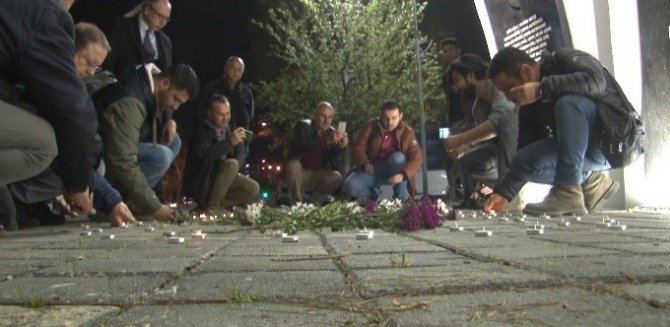 İ̇zmirli Depremzedeler Asrın Felaketinde Hayatını Kaybedenleri Unutmadı