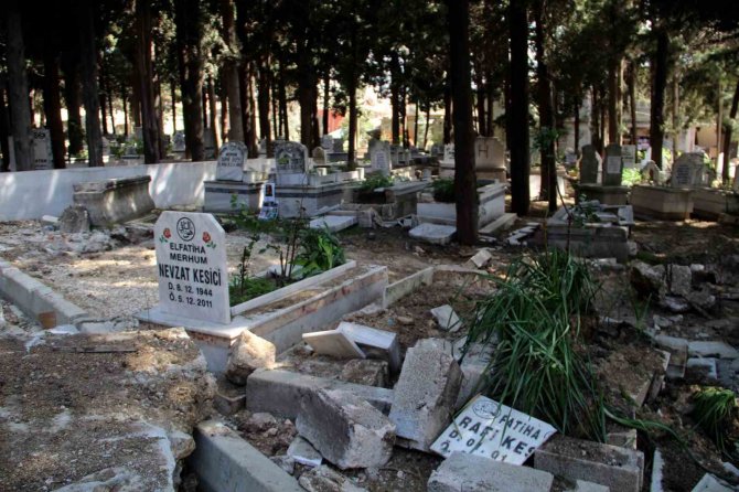 Depremin Vurduğu Hatay’da Mezarlıklarda Zarar Gördü