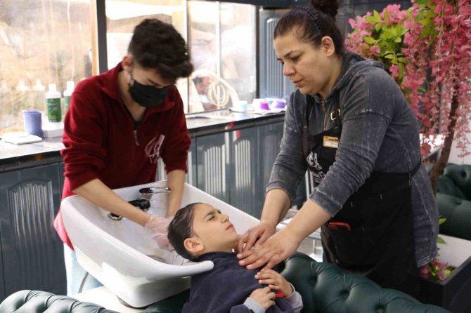 Çadır Kentte Kalan Çocuklar Tıraş Edildi, Cilt Bakımları Yapıldı