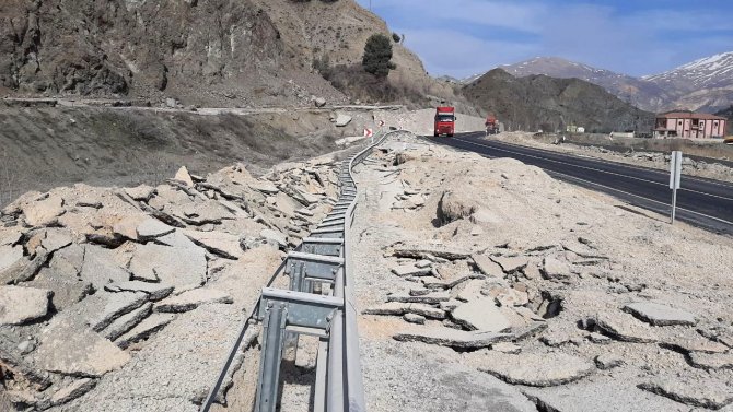 Karayolundaki Hasar Depremin Boyutunu Gözler Önüne Serdi