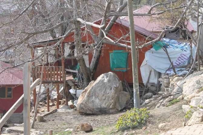 Deprem Kayaları Söktü, Ev Ve Ağaçlara Zarar Verdi