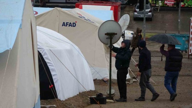 Sağanak Yağmur Depremzedelere Zor Anlar Yaşattı
