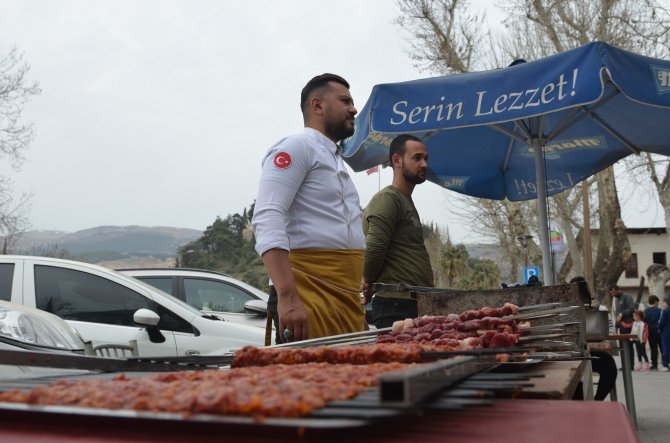 Depremzede Esnaf Kepenklerini Açtı