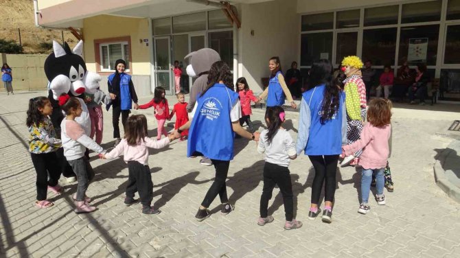 Depremzede Çocuklarından Afetin İzlerini Oyunla Silmeye Çalışıyorlar