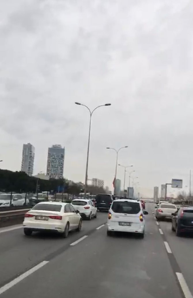 Kartal’da Düğün Konvoyu Yapıp Araçların Geçmesini Engelleyen Sürücüler Kamerada