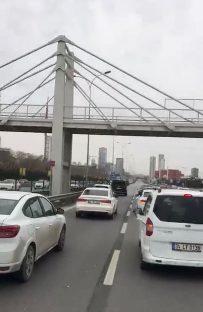 Kartal’da Düğün Konvoyu Yapıp Araçların Geçmesini Engelleyen Sürücüler Kamerada