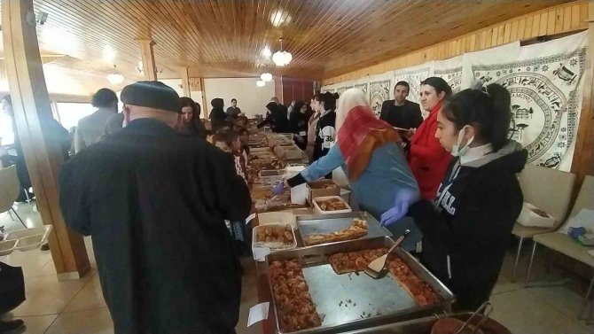 Çeyizlerini Depremzedelere Bağışladılar