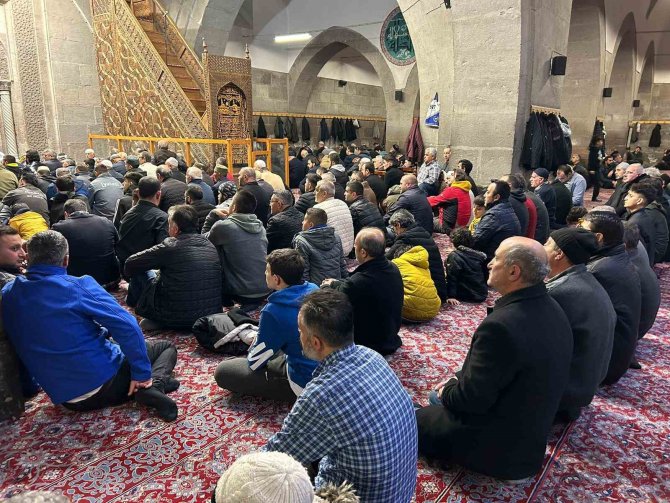 Kandil Gecesi Dualar Depremzedeler İçin