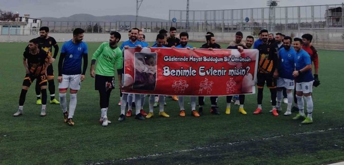 Maç Öncesi Yeşil Sahada Evlilik Teklifi