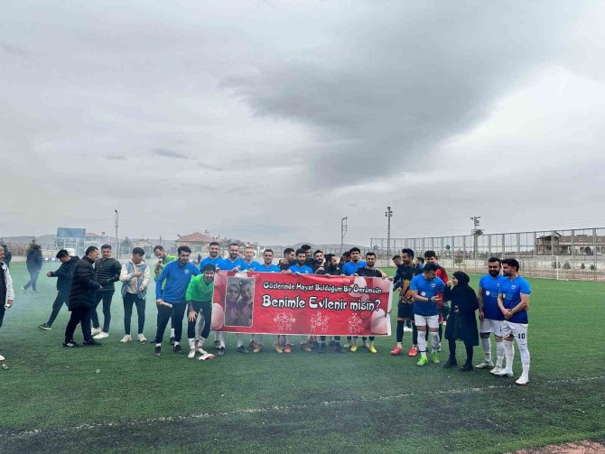 Maç Öncesi Yeşil Sahada Evlilik Teklifi