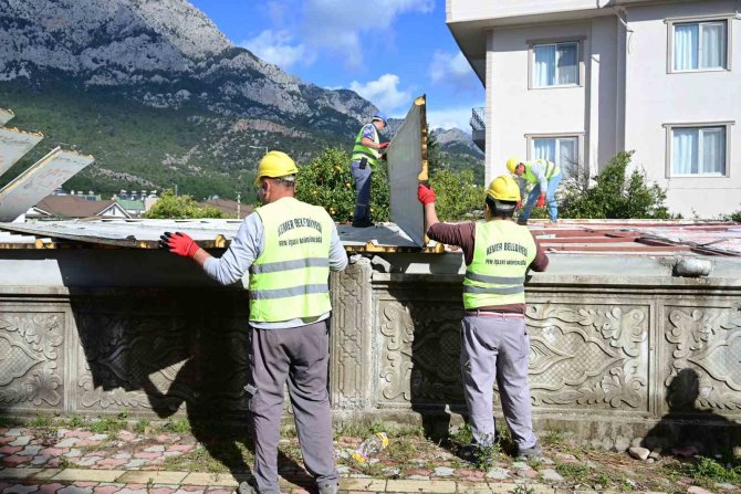 Kemer’de Kaçak Yapı Belediye Tarafından Yakıldı