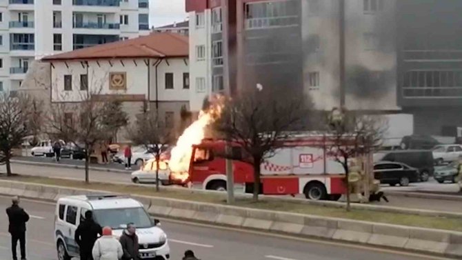 Lpg’li Otomobil Alev Topuna Döndü: 1 Yaralı