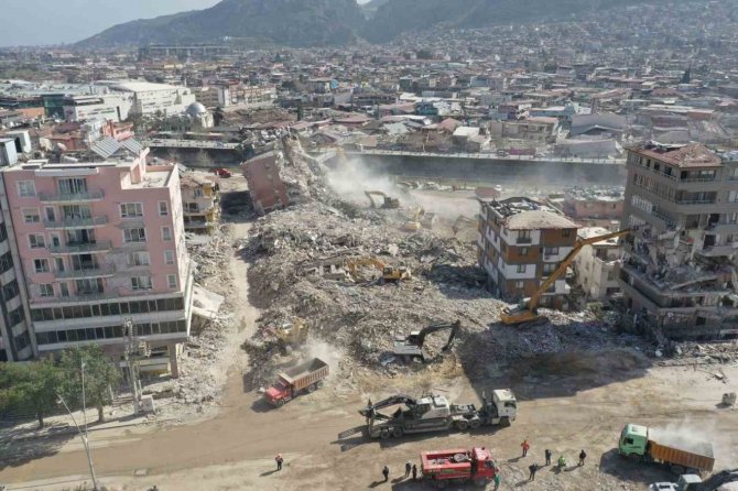 Büyükşehir, Hatay’da Ağır Hasarlı 51 Binanın Yıkımını Gerçekleştirdi
