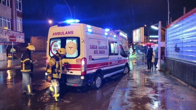 Apartmana Çarpan Servis Midibüsü Yan Yatarak Durabildi