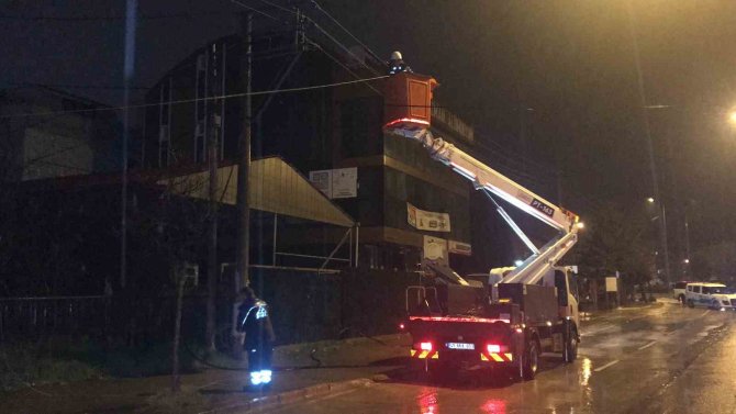 Seyir Halinde Dorsesi Açılan Kamyon Elektrik Tellerini Devirdi, Vatandaşlar Deprem Sanıp Sokağa Döküldü