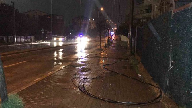 Seyir Halinde Dorsesi Açılan Kamyon Elektrik Tellerini Devirdi, Vatandaşlar Deprem Sanıp Sokağa Döküldü