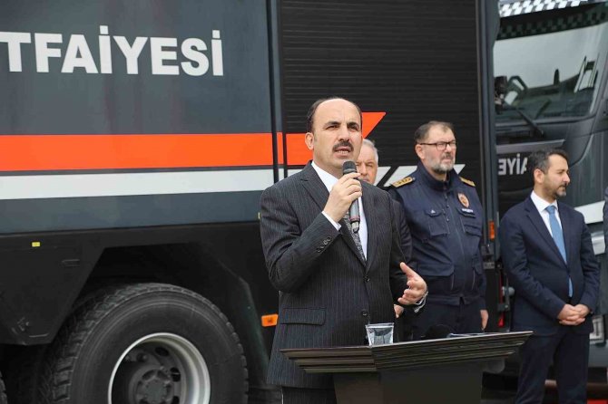 Başkan Altay, Hatay’da Görev Yapan İtfaiye Personeline Teşekkür Belgesi Takdim Etti