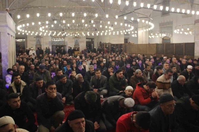 Konya’da Berat Kandili’nde Camiler Dolup Taştı