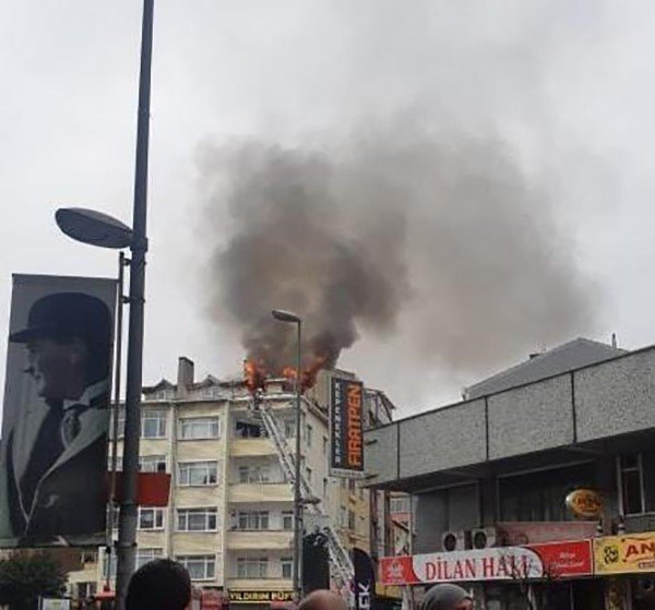 Küçükçekmece’de, Bir Evin Çatısında Yangın Çıktı