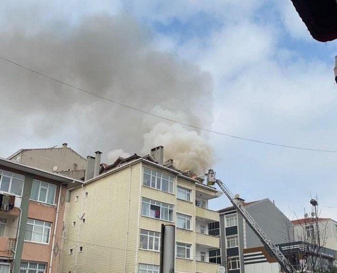 Küçükçekmece’de, Bir Evin Çatısında Yangın Çıktı