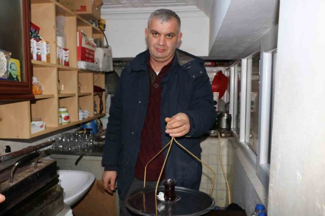 Yıllarca Çay Getirdiği Kurumdan İlk Eyt’li Olmanın Mutluluğunu Yaşıyor