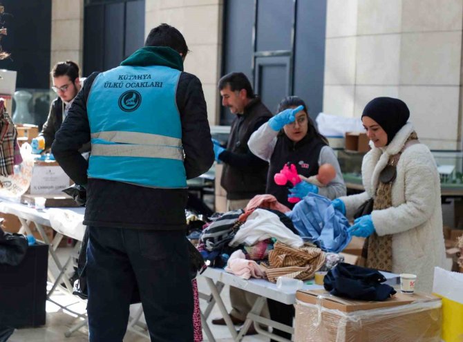 Depremzedelerin İhtiyaçlarını ’Veren El Alan Eli Görmüyor’ Anlayışıyla Karşılıyor