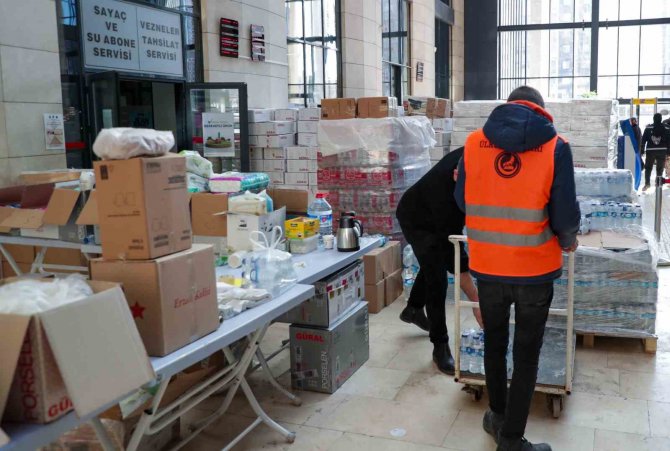 Depremzedelerin İhtiyaçlarını ’Veren El Alan Eli Görmüyor’ Anlayışıyla Karşılıyor