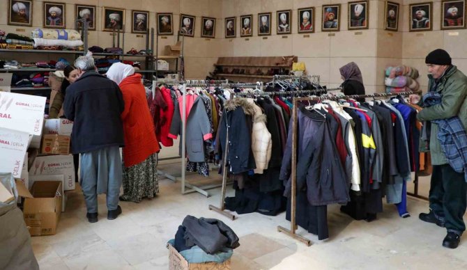 Depremzedelerin İhtiyaçlarını ’Veren El Alan Eli Görmüyor’ Anlayışıyla Karşılıyor
