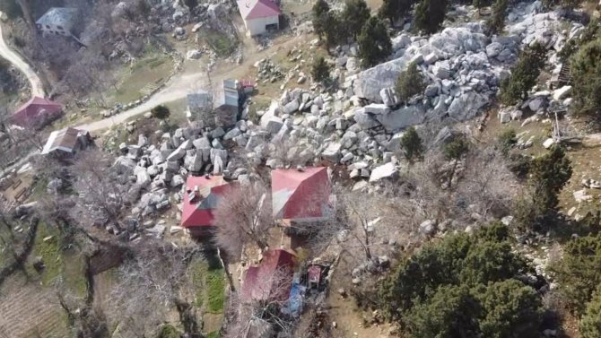 Deprem Kayaları Söktü, Ev Ve Ağaçlara Zarar Verdi
