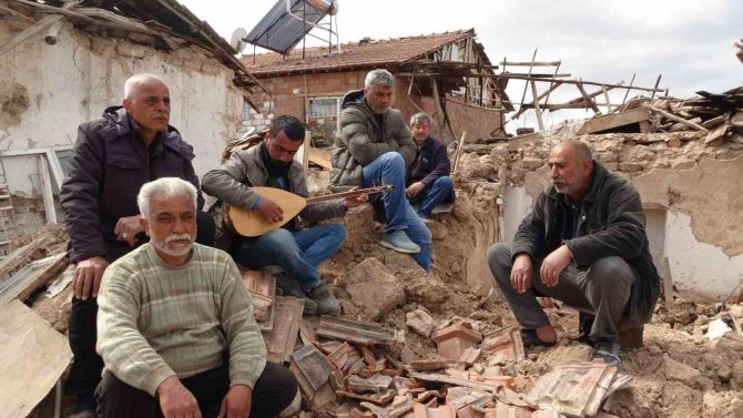 İ̇ki Depremzededen Enkaza Türkü