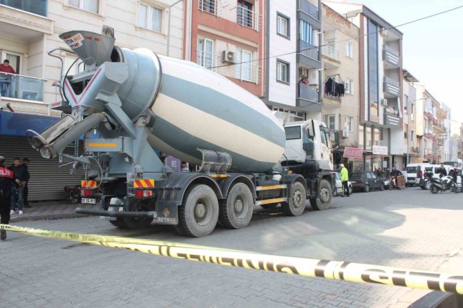 Kızını Kurtardı, Kendisi Beton Mikserinin Altında Can Verdi