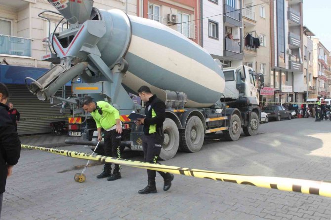 Kızını Kurtardı, Kendisi Beton Mikserinin Altında Can Verdi
