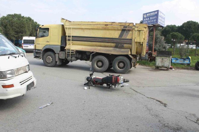 Minibüs İle Motosiklet Çarpıştı: 1 Yaralı