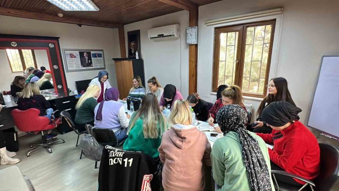 Meslek Öğrenen Eller Depremzede Kadınlar İçin Çalışacak