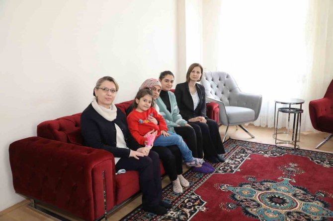 Neziha Çelik, Kütahya’ya Yerleşen Depremzede Aileyi Ziyaret Etti