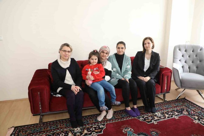 Neziha Çelik, Kütahya’ya Yerleşen Depremzede Aileyi Ziyaret Etti