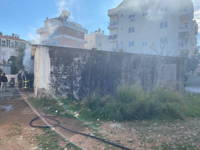Evsizlerin Kaldığı Metruk Binada Yangın