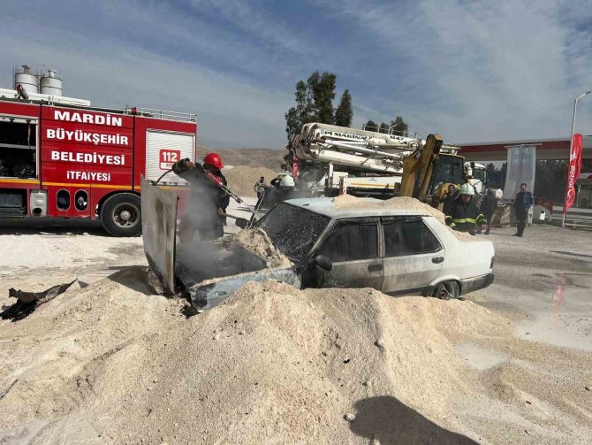 Benzin İstasyonun Yanında Alev Alan Araç Korku Dolu Anlar Yaşattı