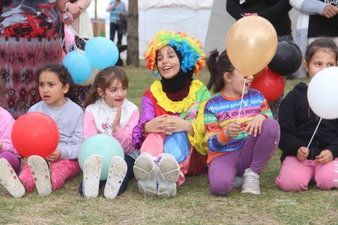 Depremin Çocuklarını Palyaçolar Güldürdü