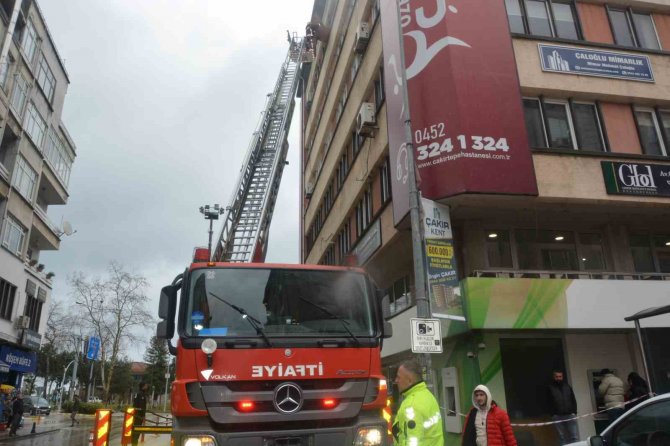 Ordu’da Fırtına Yüzünden Dış Cephe Kaplaması Yerinden Koptu