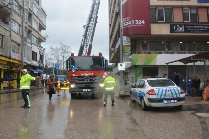 Ordu’da Fırtına Yüzünden Dış Cephe Kaplaması Yerinden Koptu