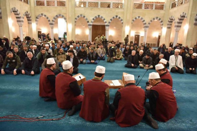 Depremin Vurduğu Afşin’de Berat Kandili Dualarla İdrak Edildi