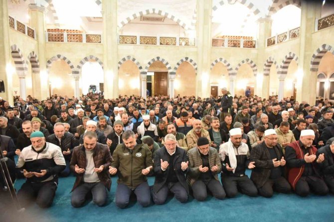 Depremin Vurduğu Afşin’de Berat Kandili Dualarla İdrak Edildi