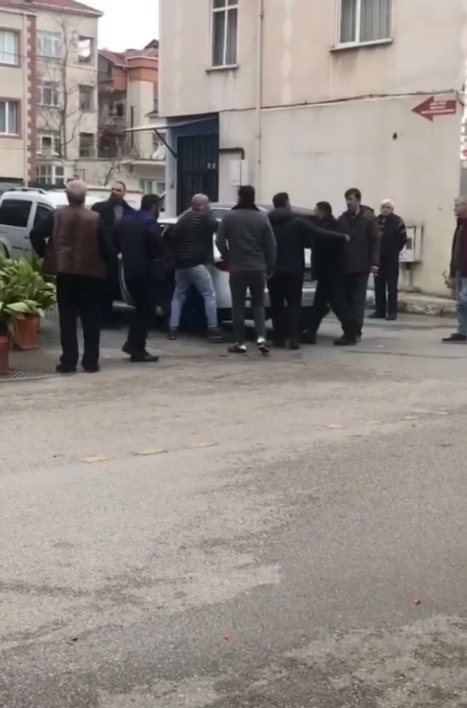 Pendik’te ’Arabama Sürttün’ Kavgası Kameraya Yansıdı