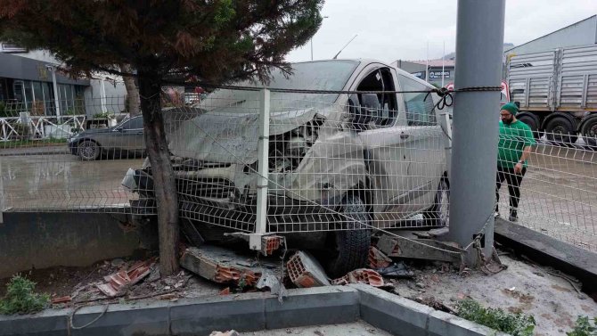 Samsun’da İki Aracın Karıştığı Kaza Kamerada: 1’i Ağır 2 Yaralı