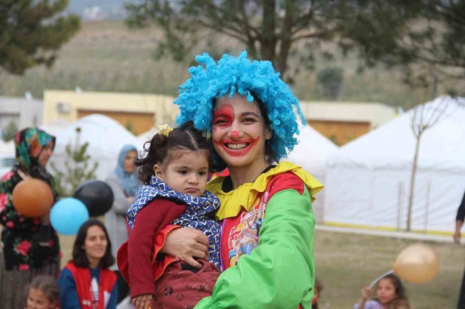Depremin Çocuklarını Palyaçolar Güldürdü