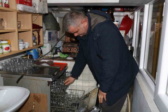 Yıllarca Çay Getirdiği Kurumdan İlk Eyt’li Olmanın Mutluluğunu Yaşıyor