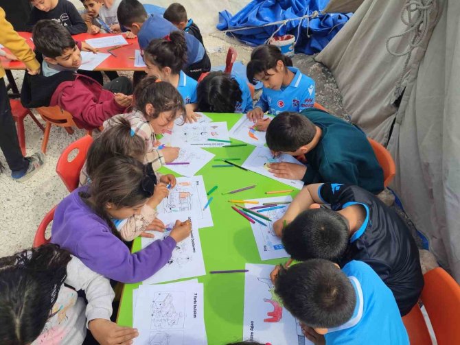 Siirt Gezici Kütüphanesi, Adıyaman’da Çocuklara Destek Oluyor